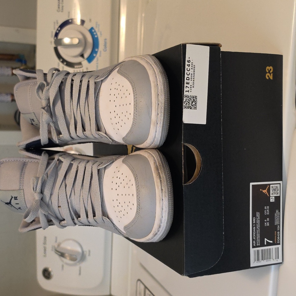 Air Jordan 1 Mid Mens Size 7